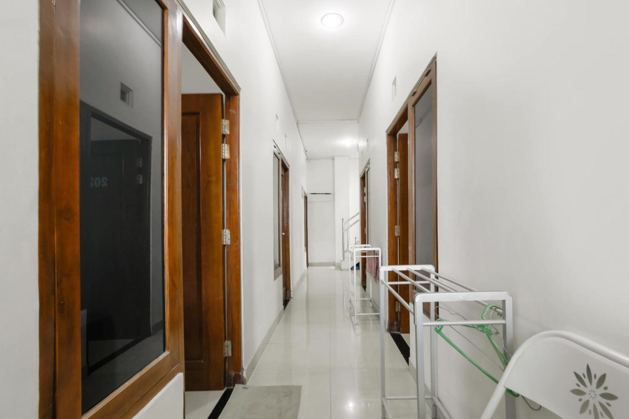 Super Oyo 3838 Tamansari Guest House Solo Kültér fotó